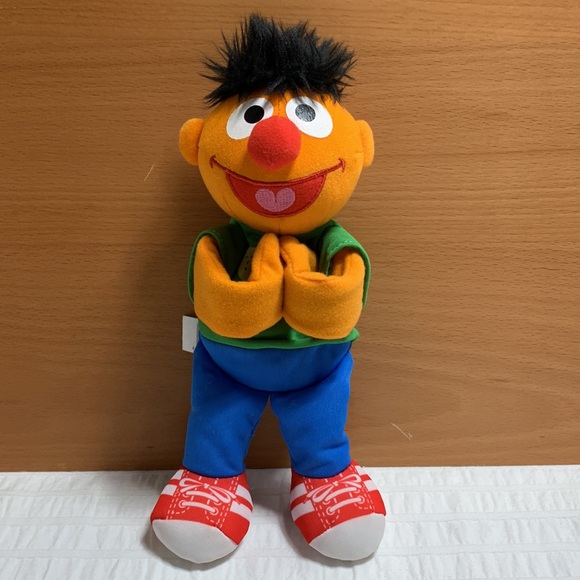 Ernie Hugs Forever Friends - Sesame Street by Hasbro - Picture 2 of 9